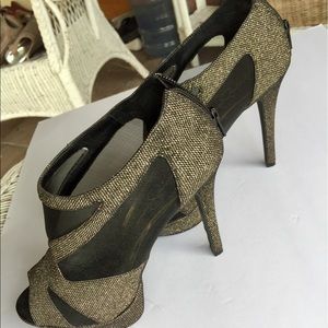 Jessica Simpson’s High Heels